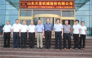 清華大學(xué)建筑設(shè)計研究院副院長、研究員侯建群蒞臨