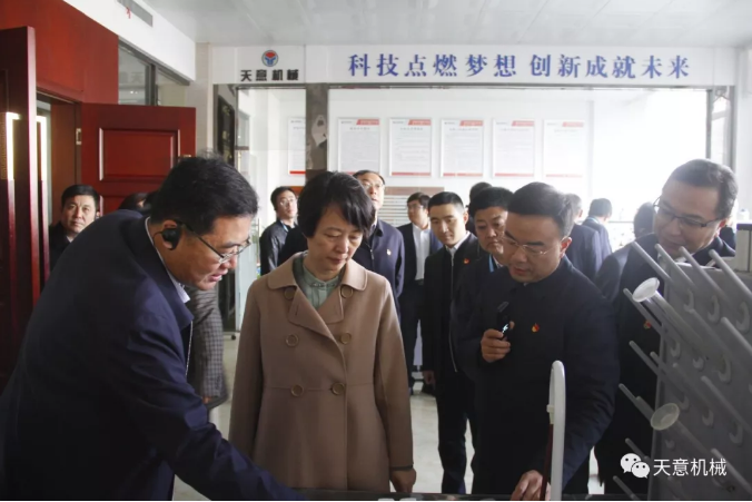 濟(jì)寧市委常委、組織部部長(zhǎng)孔凡萍帶領(lǐng)全市“兩新”組織黨建工作現(xiàn)場(chǎng)觀摩團(tuán)蒞臨天意機(jī)械調(diào)研指導(dǎo)